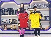 赵丽娜探营EDG基地合影阿布Jiejie：期待有机会在亚运会相见~